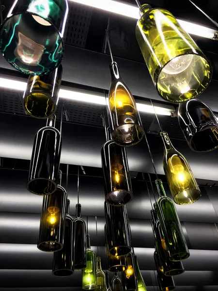 Magnifiques lampes rétro décoration faite de bouteilles de vin vides — Photo