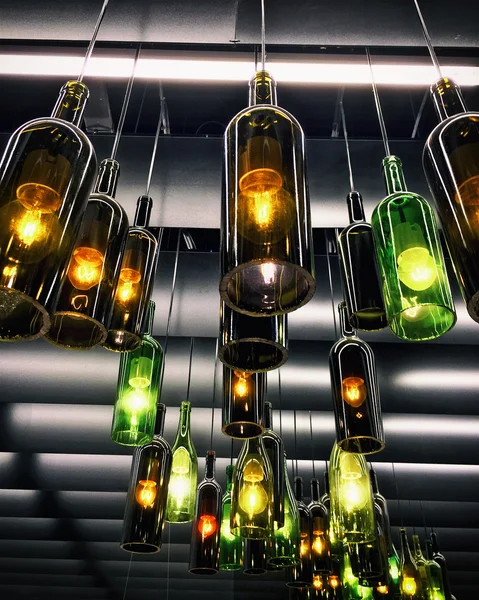 Lampe rétro décor en bouteilles de vin vides — Photo