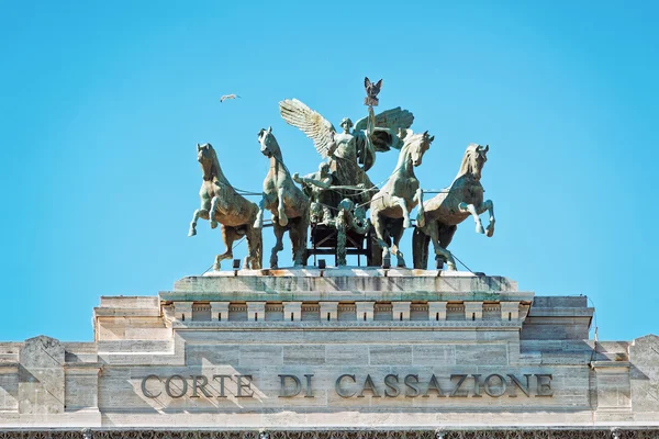 Estatua de Quadriga de la Corte Suprema de Casación en Roma Italia —  Fotos de Stock