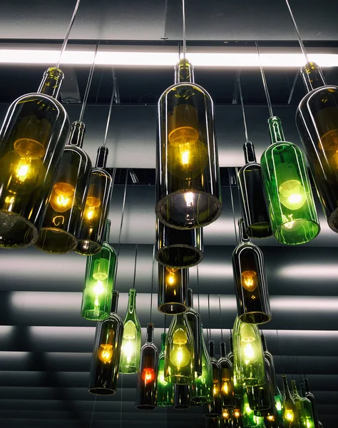 Decoración de lámparas retro ligeras hechas de botellas de vino vacías — Foto de Stock