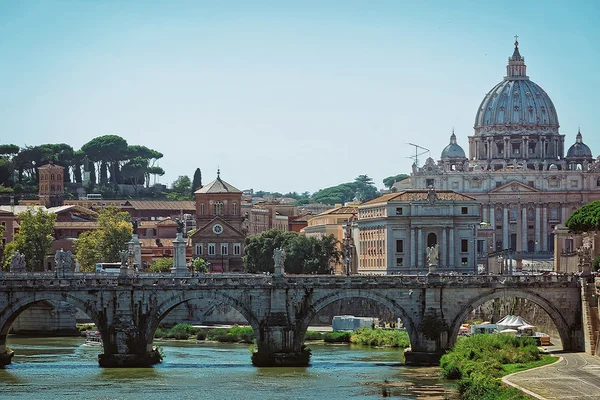 Saint Peter Basilica Dome dan Jembatan Ponte Sant Angelo — Stok Foto