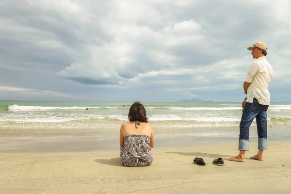 Homem e mulher olhando para o mar na China Beach Danang — Fotografia de Stock