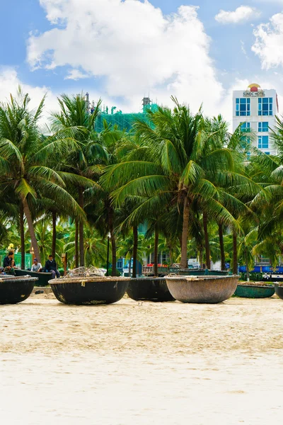 Palmy i bambusa łodzie w Chinach plaży Danang Wietnam — Zdjęcie stockowe