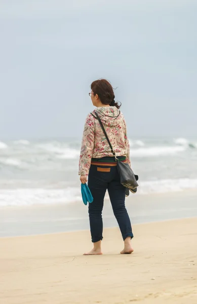 Молодая девушка, проходящая мимо на пляже Чайна в Дананге — стоковое фото