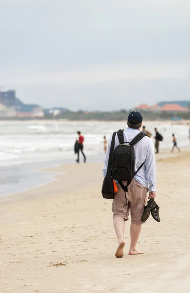 Молодой человек, проходящий мимо китайского пляжа Дананг — стоковое фото
