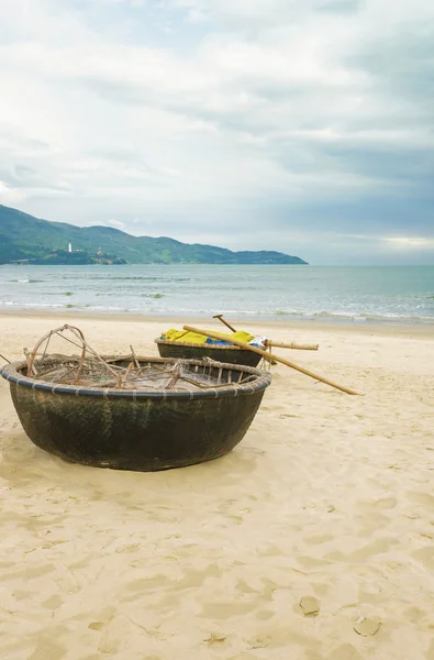 Бамбуковая лодка на пляже Китая в Дананге во Вьетнаме — стоковое фото