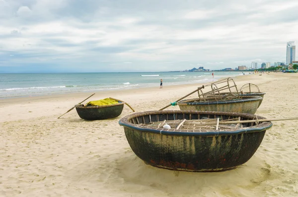 Бамбуковые лодки на китайском пляже в Дананге Вьетнам — стоковое фото
