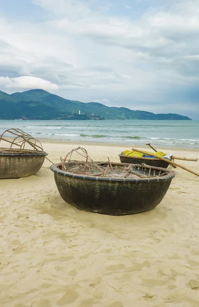 Бамбуковые лодки на китайском пляже в Дананге во Вьетнаме — стоковое фото