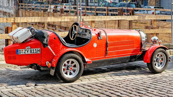 Viejo coche rojo en las calles de Düsseldorf —  Fotos de Stock
