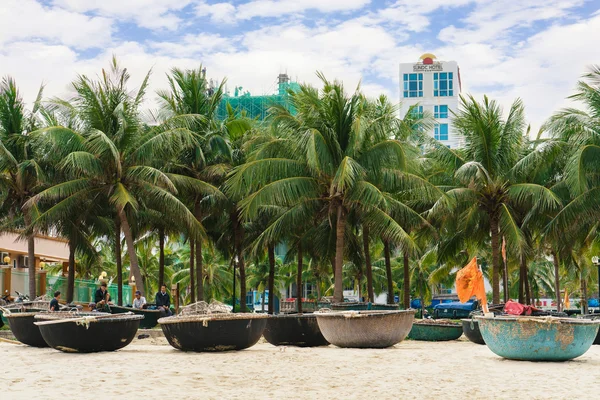 Palmy i bambusowe łodzie w China Beach w Danang Wietnam — Zdjęcie stockowe