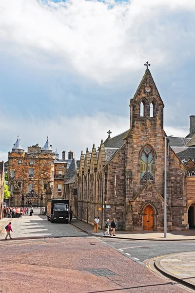 Queens Gallery i Pałac Holyroodhouse w Edynburgu — Zdjęcie stockowe