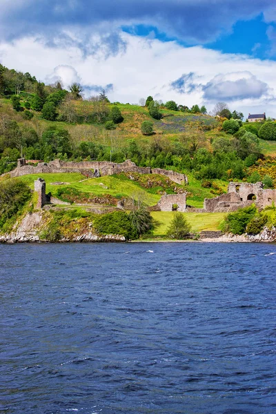 Zříceniny hradu Urquhart v Loch Ness ve Skotsku — Stock fotografie