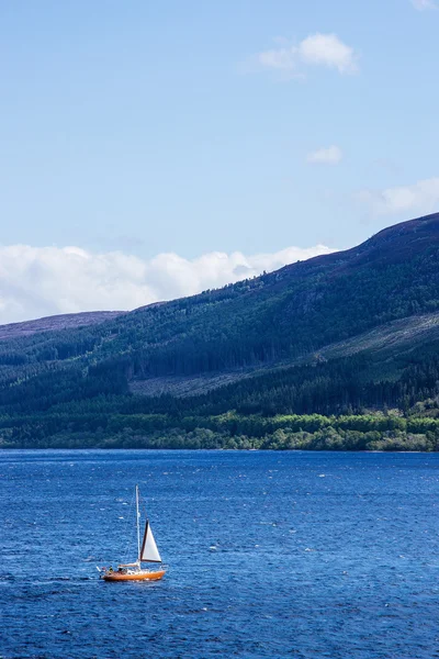 Hajó Loch Ness Skócia — Stock Fotó