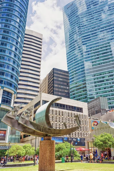 Lodní socha na jednom Raži Place MRT vstup do metra — Stock fotografie