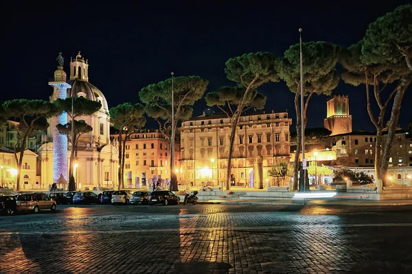 Iglesia de Trajano Foro en Roma en Italia por la noche — Foto de Stock