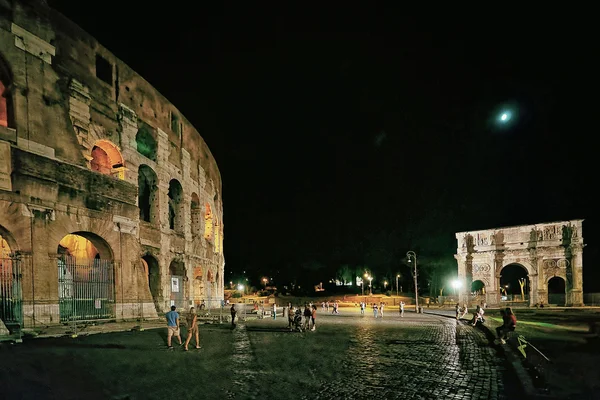 夜のローマイタリアの市内中心部のコロッセオ — ストック写真