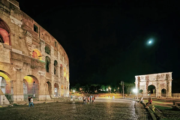 Colosseum Roma İtalya gece şehir merkezinde — Stok fotoğraf