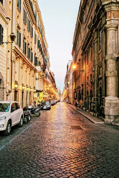 Calle estrecha cerca de la Plaza de España Roma Italia — Foto de Stock