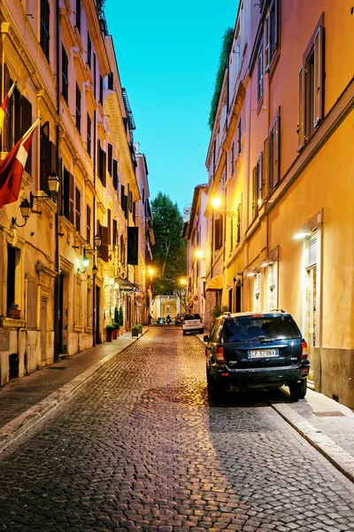 Calle estrecha cerca de la Plaza de España en Roma Italia — Foto de Stock