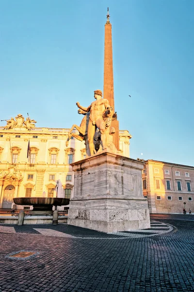 Obelisco romano en el Palacio del Quirinale en Roma en Italia — Foto de Stock