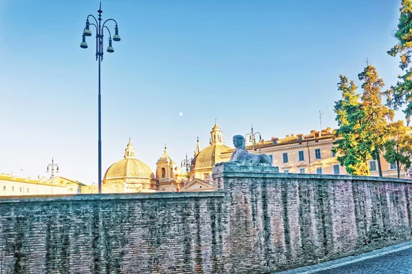 Římské hradby a Piazza del Popolo v Římě v Itálii — Stock fotografie