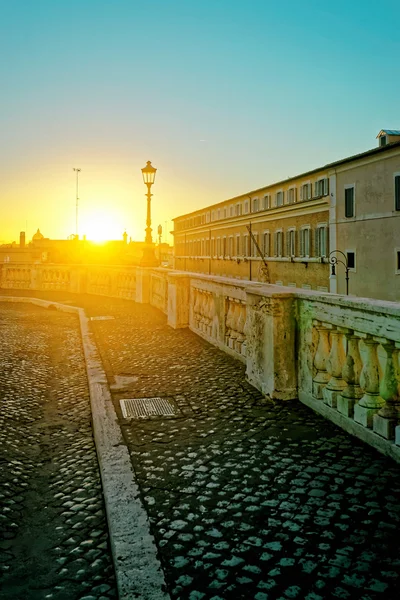 Sunset v ulici ve starém městě Říma v Itálii — Stock fotografie