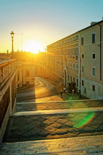 Puesta de sol en la calle de la Ciudad Vieja de Roma en Italia — Foto de Stock