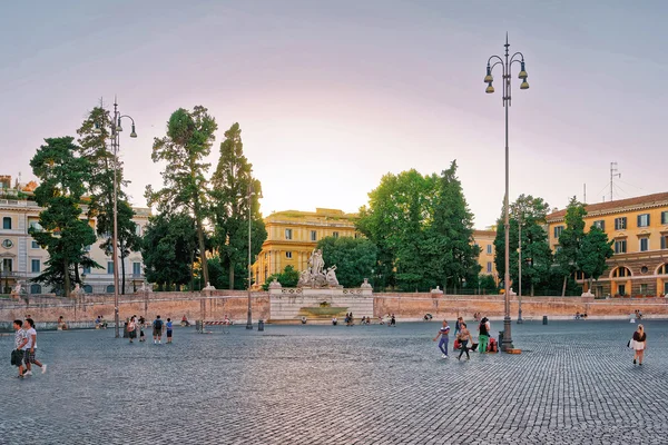 Turistas y Fuente en Piazza del Popolo en Roma Italia — Foto de Stock