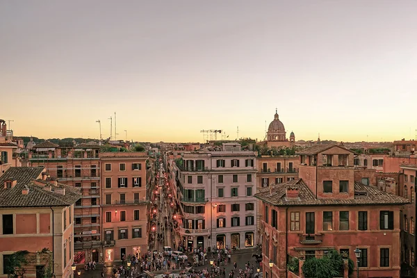 Turisták és Spanyol lépcső a spanyol téren Rómában — Stock Fotó