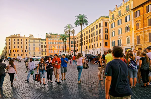 Počet turistů a náměstí Španělska v Itálii — Stock fotografie