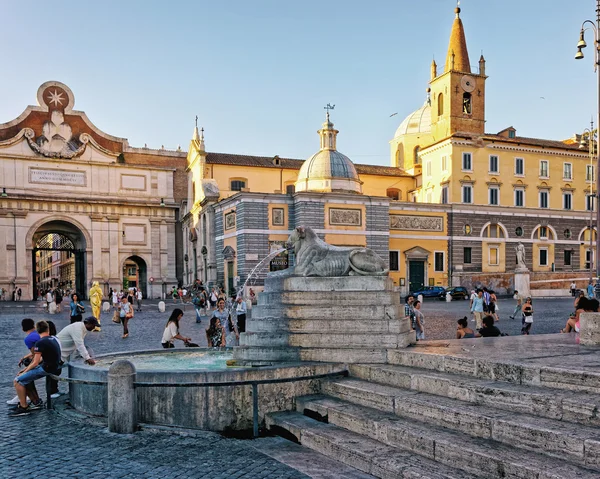 Turistas na Fonte na Piazza del Popolo em Roma Itália — Fotografia de Stock