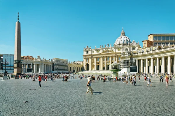 Turisták a Szent Peters téren az olaszországi Vatikánban — Stock Fotó