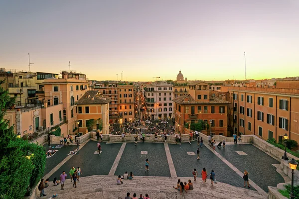 Turistas en la Plaza de España en Roma — Foto de Stock