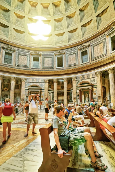 Туристи в районі Пантеон в Римі в Італії — стокове фото