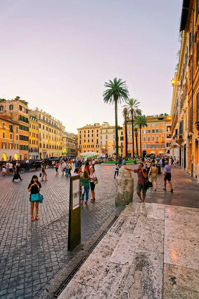 Turistas en la Plaza de España en Roma en Italia — Foto de Stock