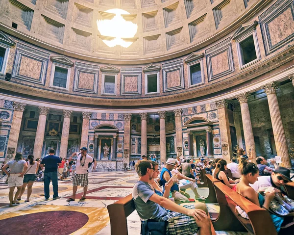 Туристи в районі Пантеон в Римі, Італія — стокове фото