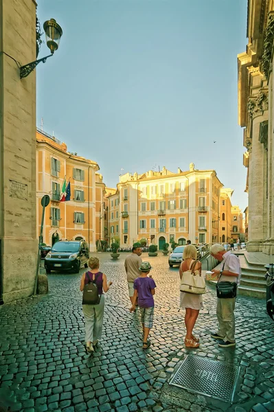 Turistas en la calle del Panteón en Roma en Italia — Foto de Stock