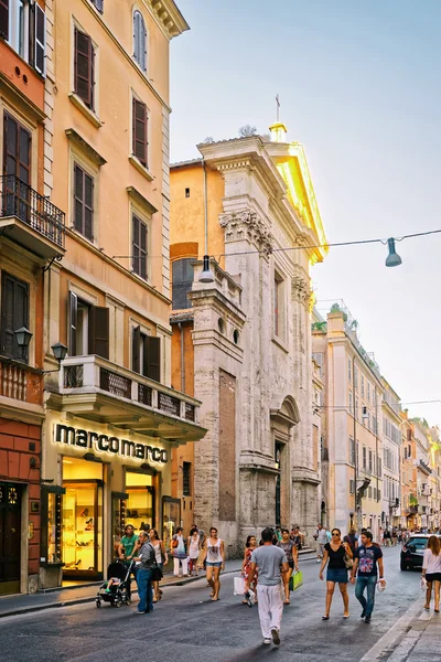 Turistas en la calle Via del Corso en Roma en Italia — Foto de Stock