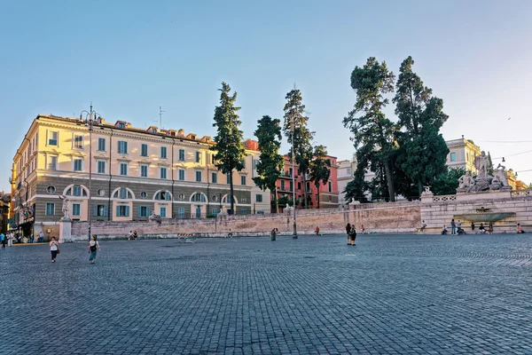 Turistas cerca de Fuente en Piazza del Popolo en Roma Italia — Foto de Stock