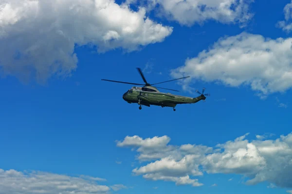 Helicóptero voador no céu em Washington DC — Fotografia de Stock