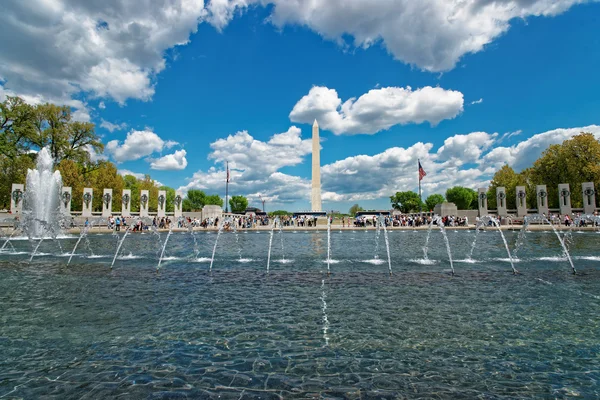 Fuente en el monumento de la Segunda Guerra Mundial con el monumento de Washington en la parte posterior — Foto de Stock