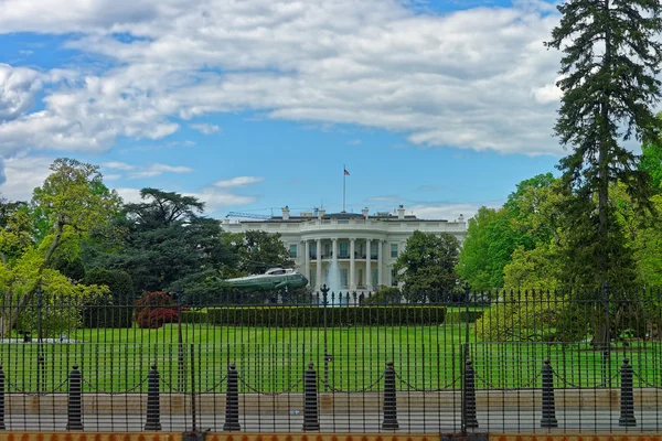Helicóptero frente a la Casa Blanca — Foto de Stock