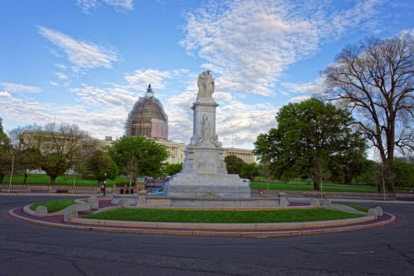 Monumento a la Paz frente al Capitolio de Estados Unidos — Foto de Stock
