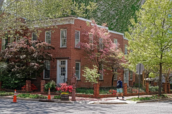 Czerwony ceglany Dom na jednej z ulic — Zdjęcie stockowe