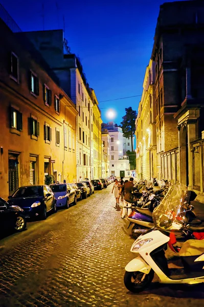 Calle en el centro de Roma Italia por la noche — Foto de Stock