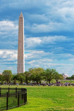 Fırtınalı günde Washington anıtı