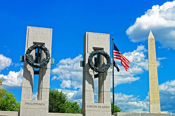 Monumento a Washington cerca del memorial de la Segunda Guerra Mundial — Foto de Stock