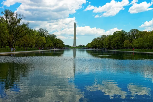 Monumento a Washington durante una giornata di sole e bellezza — Foto Stock