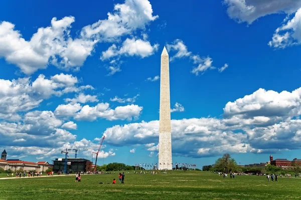 Washington monument avec les beaux nuages — Photo
