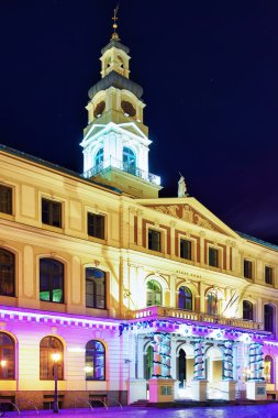 Riga'nın merkezinde gece Şehir Konseyi Binası
